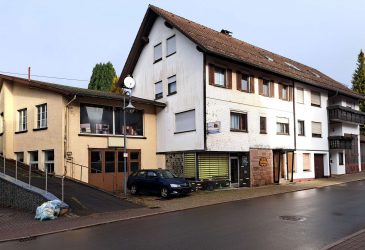 Wohnen und Arbeiten: Drei separate Wohnungen und 3 Werkstatthallen - Ihre Chance in Göttelfingen!